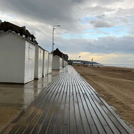 Petit A 3 Minutes A Pied De La Avec Terrasse Et Parking Privee Gratuit *