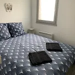 Petit A 3 Minutes A Pied De La Avec Terrasse Et Parking Privee Gratuit *
