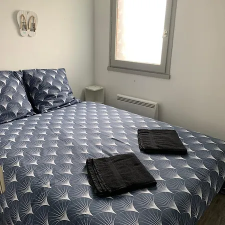 Petit A 3 Minutes A Pied De La Avec Terrasse Et Parking Privee Gratuit *